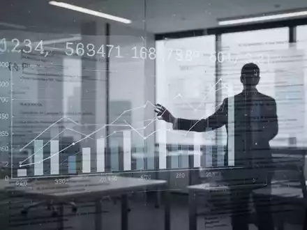 Eine digitale Benutzeroberfläche mit Diagrammen und Zahlen, überlagert mit Texturen von Rechtsdokumenten, im Hintergrund eine Person vor einem Bildschirm. - Foto: über boerse-global.de
