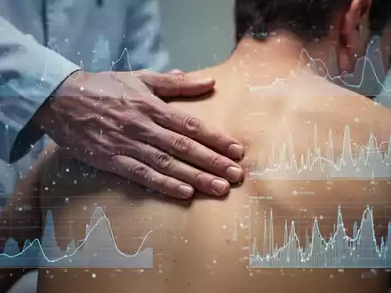 Eine Hand berührt sanft den Rücken einer anderen Person, überlagert mit abstrakten Datengrafiken, die die Bewertung der Wirksamkeit symbolisieren. - Foto: über boerse-global.de
