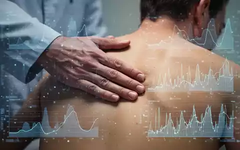 Eine Hand berührt sanft den Rücken einer anderen Person, überlagert mit abstrakten Datengrafiken, die die Bewertung der Wirksamkeit symbolisieren. - Foto: über boerse-global.de