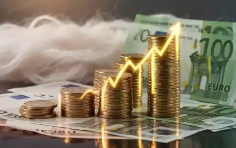 Nahaufnahme von Euro-Münzen und -Scheinen, die einen Aufwärtstrend widerspiegeln, mit verschwommenen Textilfasern im Hintergrund. - Foto: über boerse-global.de