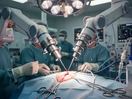 Robotergestützte Chirurgie in einem Operationssaal, die Präzision und technologischen Fortschritt in der Urologie symbolisiert. - Foto: über boerse-global.de
