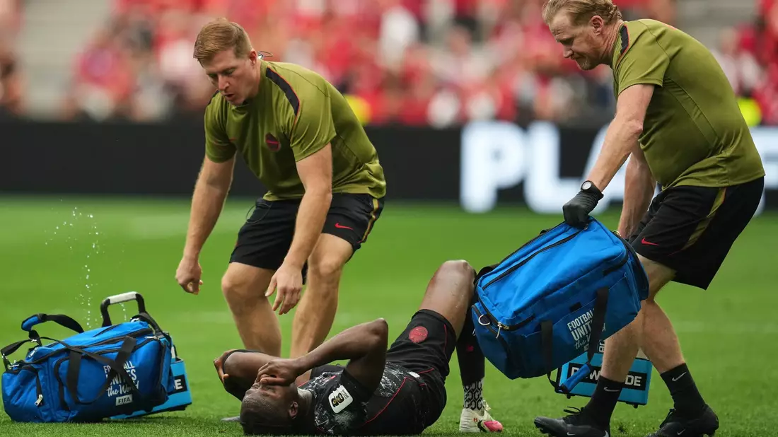Schockmoment: Koné musste verletzt raus. - Bild: Abbie Parr/AP/dpa