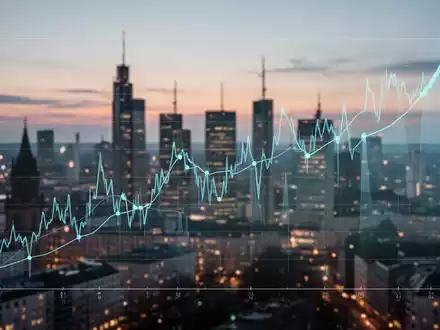 Eine stilisierte Grafik mit aufsteigendem Trend und Volatilität über der verschwommenen Frankfurter Skyline bei Dämmerung. - Foto: über boerse-global.de
