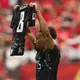 Einwechselspieler Saliba widmet sein Tor dem Teamkollegen. - Bild: Abbie Parr/AP/dpa