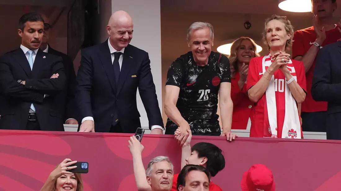 Infantino und Carney sahen in Vancouver zu. - Bild: Darryl Dyck/The Canadian Press/AP/dpa