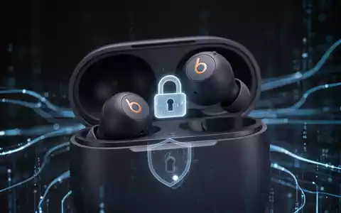 Close-up of Apple Beats Studio Buds earbuds with a subtle digital padlock icon, representing a security vulnerability and its fix. - Foto: über boerse-global.de