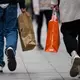Viele Menschen in Deutschland sparen laut Umfrage bevorzugt bei Kleidung. - Bild: Monika Skolimowska/dpa