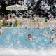 Freibäder können für Abkühlung sorgen. - Bild: Rolf Vennenbernd/dpa
