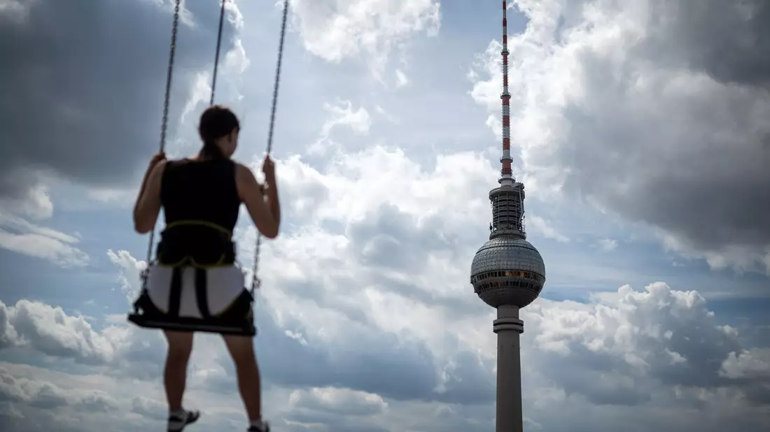 So mancher freut sich auch über Wolken am Himmel. - Bild: Sebastian Gollnow/dpa