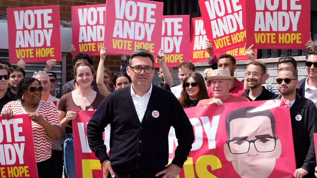 Andy Burnham hat die Nachwahl im Kreis Makerfield gewonnen.  - Bild: Peter Byrne/PA Wire/dpa