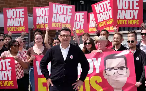Andy Burnham hat die Nachwahl im Kreis Makerfield gewonnen.  - Foto: Peter Byrne/PA Wire/dpa