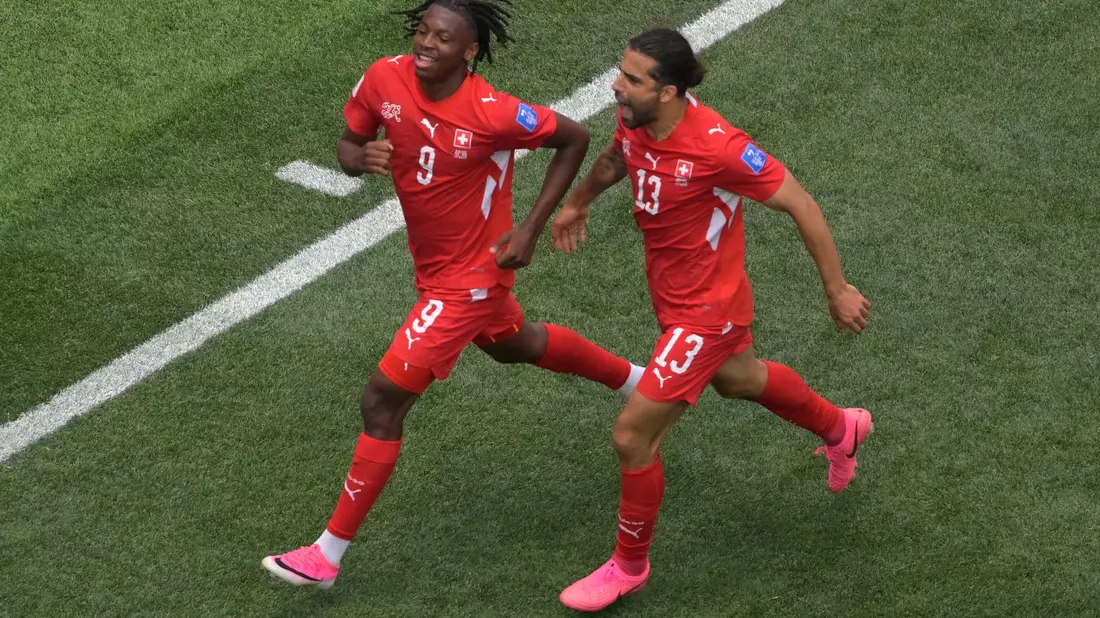 Johan Manzambi (links) wurde mit einem Doppelpack zum Matchwinner für die Schweiz. - Bild: Jayne Kamin-Oncea/AP/dpa