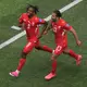 Johan Manzambi (links) wurde mit einem Doppelpack zum Matchwinner für die Schweiz. - Bild: Jayne Kamin-Oncea/AP/dpa