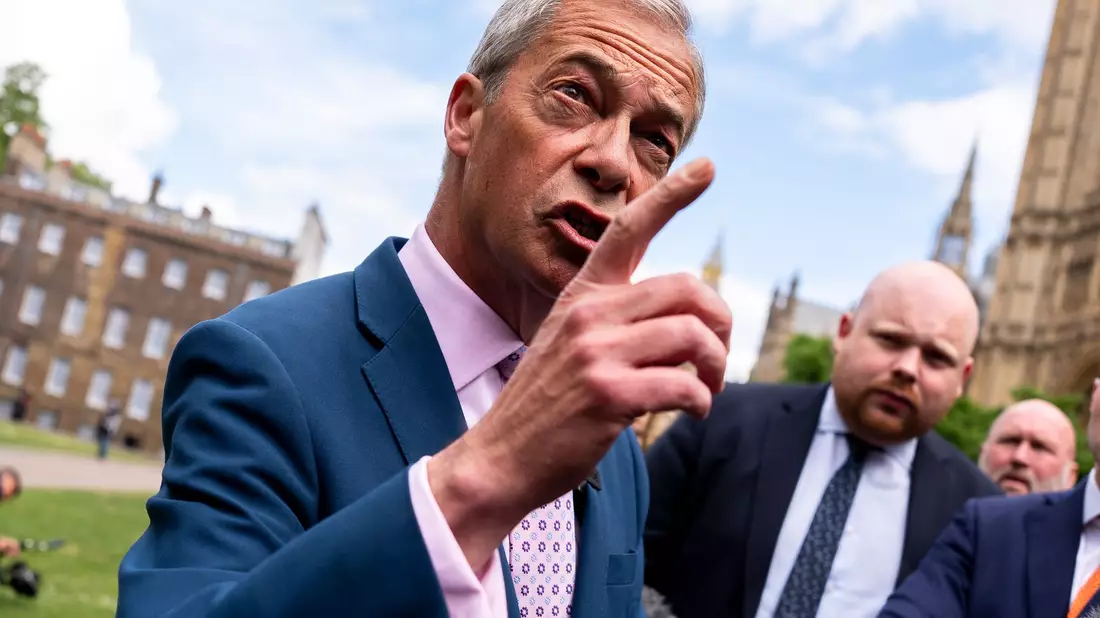 Nigel Farage kritisiert die Regierung seit Jahren - und will selbst Premier werden. (Archivbild) - Bild: Jordan Pettitt/PA Wire/dpa