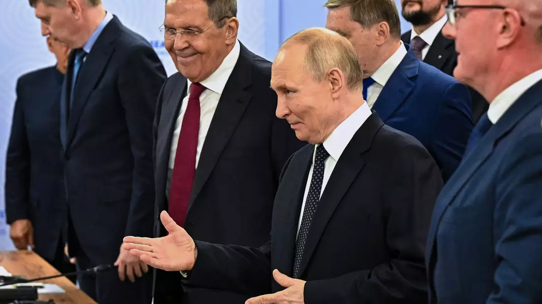 Russlands Präsident Wladimir Putin (Mitte rechts) und sein Außenminister Sergej Lawrow haben bislang keine echte Verhandlungsbereitschaft erkennen lassen. Können neue Sanktionen etwas daran ändern? (Archivbild) - Bild: Pool/Sputnik/AP/Pool Sputnik Kremlin/dpa