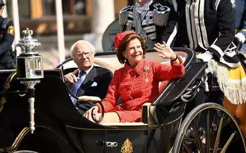Bei der großen Feier zu ihrer Goldhochzeit fuhren König Carl XVI. Gustaf und Königin Silvia am vergangenen Wochenende in einer offenen Kutsche durch Stockholm.  - Foto: Henrik Montgomery/TT News Agency/AP/dpa