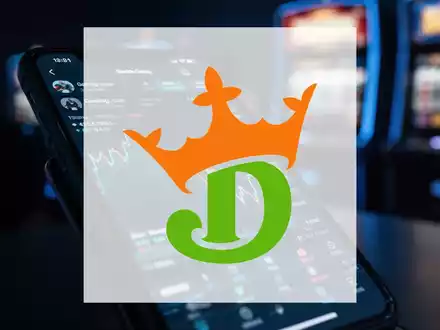 Smartphone mit einer Aktienhandels-App, die einen fallenden Kurs für eine Glücksspielaktie zeigt, im Hintergrund verschwommene Spielautomaten. - Foto: über boerse-global.de