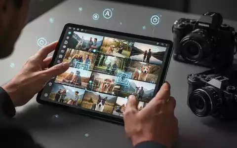 Hände eines Fotografen, die ein Tablet mit einer Bildauswahl in Lightroom Classic bedienen, umgeben von Fotoausrüstung. - Foto: über boerse-global.de