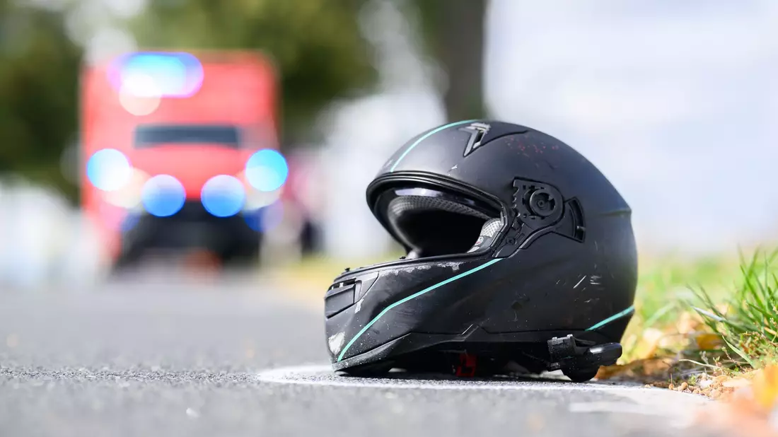 Nach einem Motorradunfall ist der Mörder auf der Flucht festgenommen worden. (Symbolbild) - Bild: Julian Stratenschulte/dpa