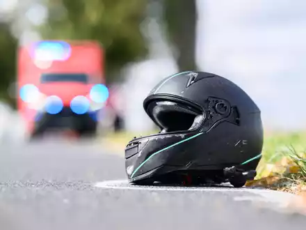 Nach einem Motorradunfall ist der Mörder auf der Flucht festgenommen worden. (Symbolbild) - Foto: Julian Stratenschulte/dpa