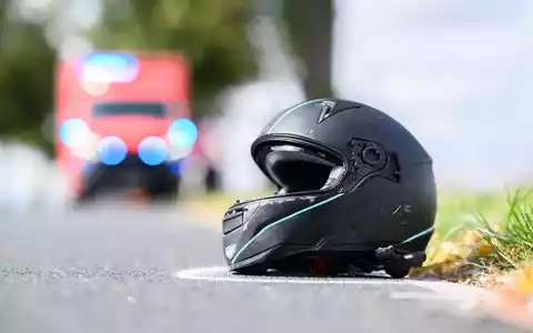 Nach einem Motorradunfall ist der Mörder auf der Flucht festgenommen worden. (Symbolbild) - Foto: Julian Stratenschulte/dpa