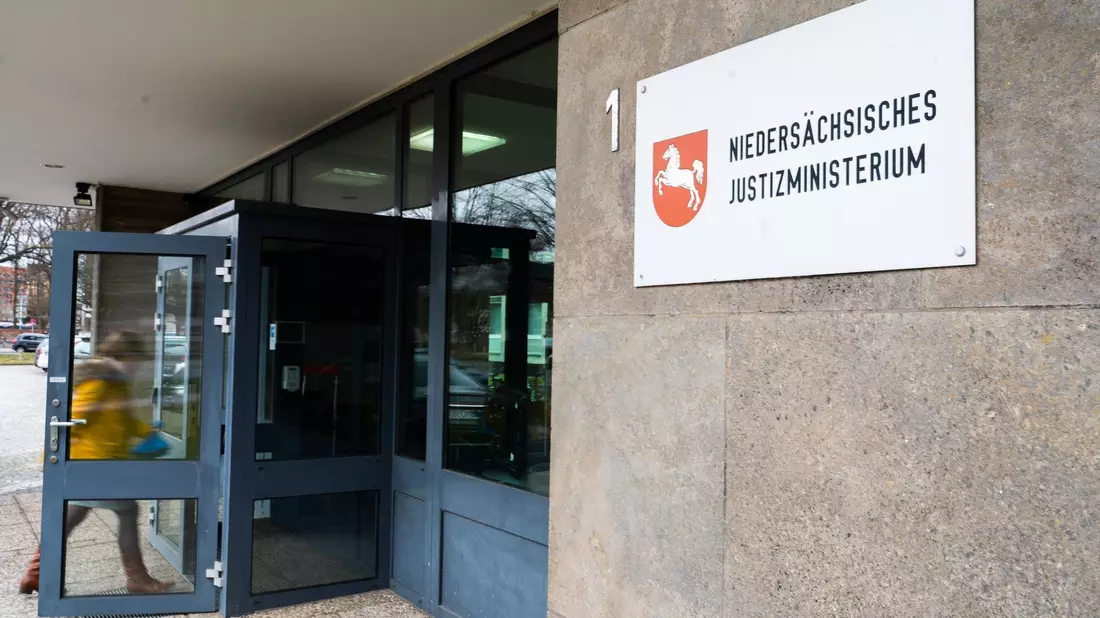 Im niedersächsischen Justizministerium beginnt die Aufarbeitung. (Archivbild) - Bild: Alicia Windzio/dpa