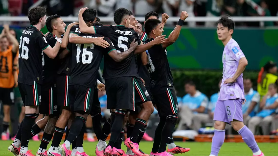 Die Mexikaner jubeln beim Tor zum 1:0. - Bild: Ricardo Mazalan/AP/dpa