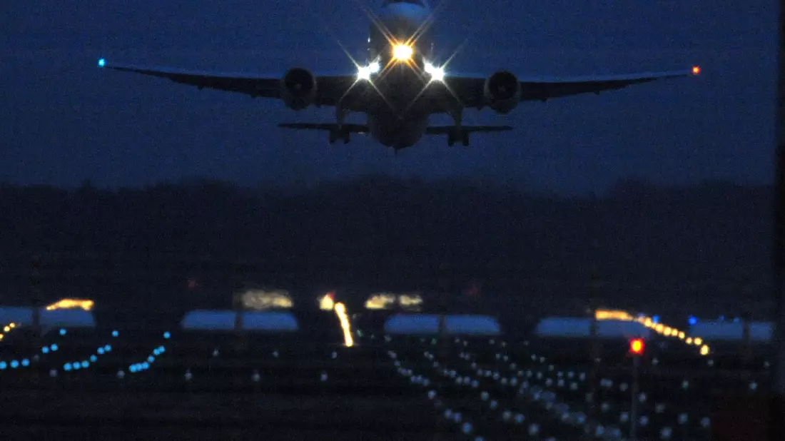 Nur ein kleiner Teil der Menschheit fliegt regelmäßig, hinterlässt damit aber einen enormen ökologischen Fußabdruck.  - Bild: picture alliance / dpa