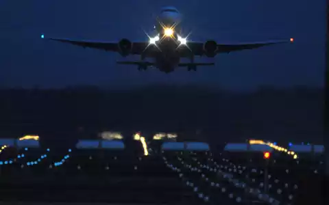 Nur ein kleiner Teil der Menschheit fliegt regelmäßig, hinterlässt damit aber einen enormen ökologischen Fußabdruck.  - Foto: picture alliance / dpa
