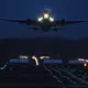 Nur ein kleiner Teil der Menschheit fliegt regelmäßig, hinterlässt damit aber einen enormen ökologischen Fußabdruck.  - Bild: picture alliance / dpa