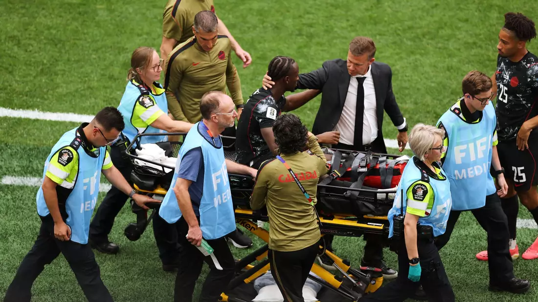 Ismael Koné hat sich beim 6:0-Sieg von Kanada gegen Katar schwer verletzt. - Bild: Kaleb Tatum/AP/dpa