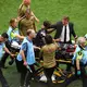 Ismael Koné hat sich beim 6:0-Sieg von Kanada gegen Katar schwer verletzt. - Bild: Kaleb Tatum/AP/dpa