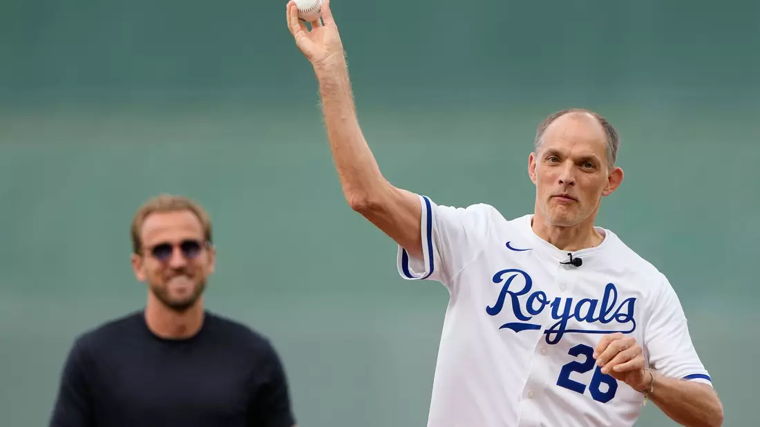 Englands Nationaltrainer Thomas Tuchel versuchte sich beim Baseball. - Bild: Charlie Riedel/AP/dpa