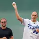 Englands Nationaltrainer Thomas Tuchel versuchte sich beim Baseball. - Bild: Charlie Riedel/AP/dpa