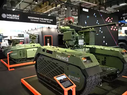Messestand der estnischen Firma Milrem Robotics, die das unbemannte Fahrzeug Themis vorstellte. - Foto: Wolf von Dewitz/dpa