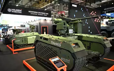 Messestand der estnischen Firma Milrem Robotics, die das unbemannte Fahrzeug Themis vorstellte. - Foto: Wolf von Dewitz/dpa