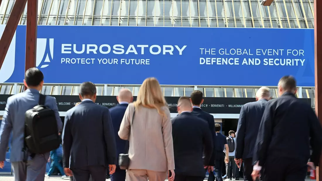 Fünf Tage lang strömten die Besucherinnen und Besucher scharenweise in die Messehallten der Eurosatory. 2028 soll die französische Rüstungsmesse erneut stattfinden. - Bild: Wolf von Dewitz/dpa