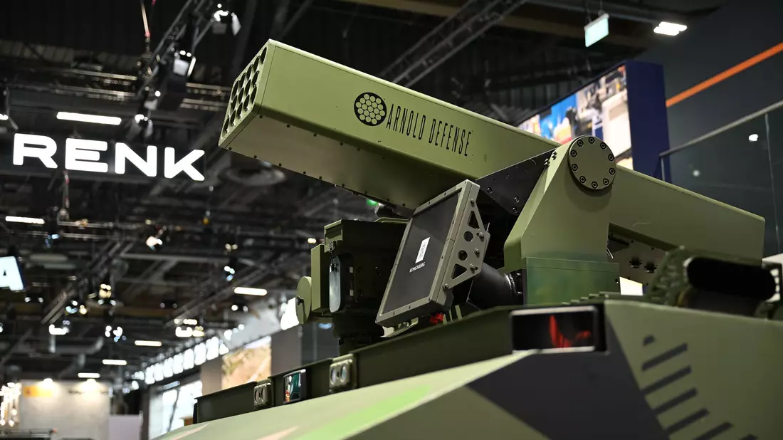 Das Kettenfahrzeug von Patria und Renk war bei der Eurosatory mit einem Anti-Drohnen-Waffensystem bestückt. - Bild: Wolf von Dewitz/dpa