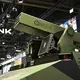 Das Kettenfahrzeug von Patria und Renk war bei der Eurosatory mit einem Anti-Drohnen-Waffensystem bestückt. - Bild: Wolf von Dewitz/dpa