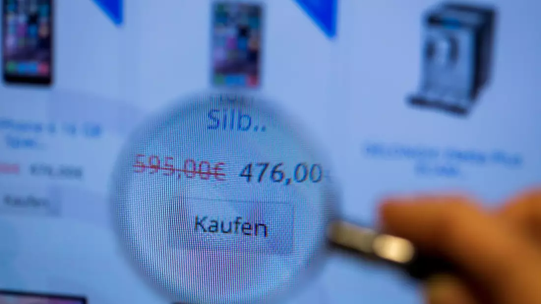 Täuschend echt, oft kaum zu erkennen: Fake-Shops locken mit Schnäppchen und kassieren Geld für Waren, die nie ankommen. (Symbolbild) - Bild: Jens Büttner/dpa-Zentralbild/dpa