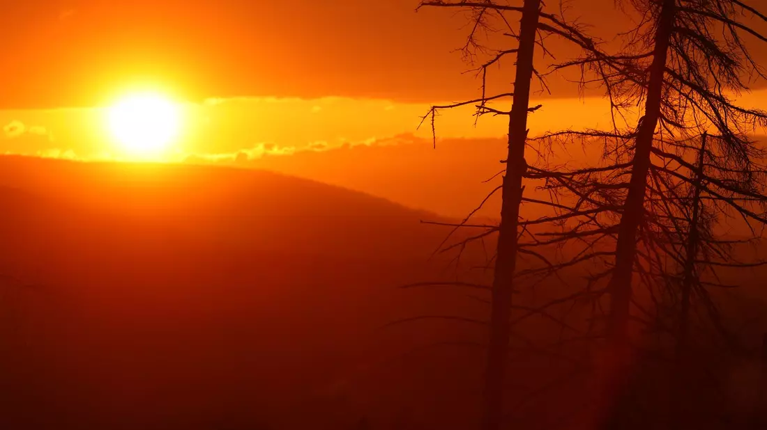 Je später der Abend, desto eindrucksvoller die Sonne. (Archivbild) - Bild: Matthias Bein/dpa/ZB