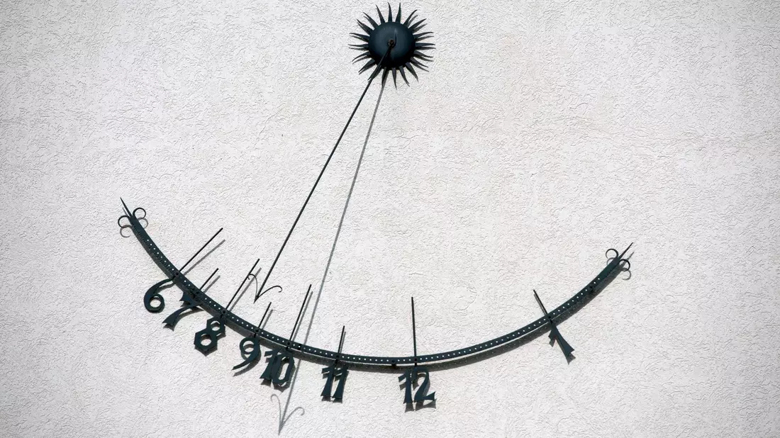 Sonnenuhr und Armbanduhr zeigen nicht exakt dieselbe Zeit. (Archivbild) - Bild: picture alliance / ZB