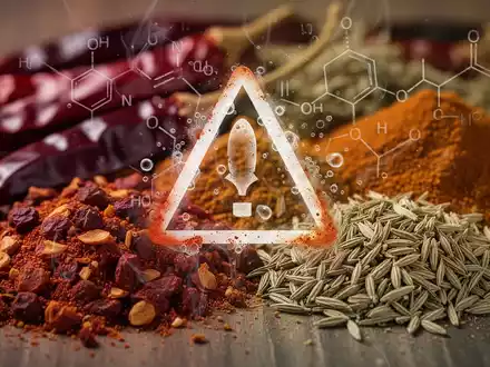 Nahaufnahme von getrockneten Gewürzen wie Chili und Kreuzkümmel, die visuell eine chemische Kontamination andeuten. - Foto: über boerse-global.de