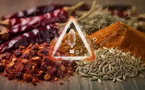 Nahaufnahme von getrockneten Gewürzen wie Chili und Kreuzkümmel, die visuell eine chemische Kontamination andeuten. - Foto: über boerse-global.de