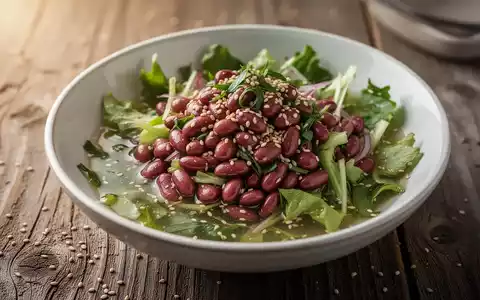 Eine Nahaufnahme einer gesunden Salatschüssel mit roten Bohnen, Sesamsamen und einer Essigdressing auf einem Holztisch. - Foto: über boerse-global.de