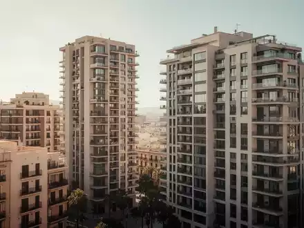 Moderne Wohngebäude in einer sonnigen spanischen Stadt, die den Ausbau des Wohnungsbaus und die Rolle von LG Electronics symbolisieren. - Foto: über boerse-global.de