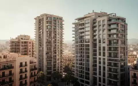 Moderne Wohngebäude in einer sonnigen spanischen Stadt, die den Ausbau des Wohnungsbaus und die Rolle von LG Electronics symbolisieren. - Foto: über boerse-global.de