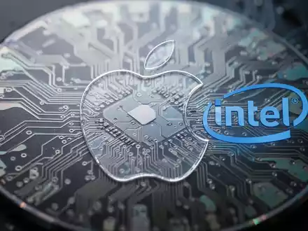 A close-up of a silicon wafer with microchips, overlaid with faint Apple and Intel logos, symbolizing their manufacturing partnership. - Foto: über boerse-global.de