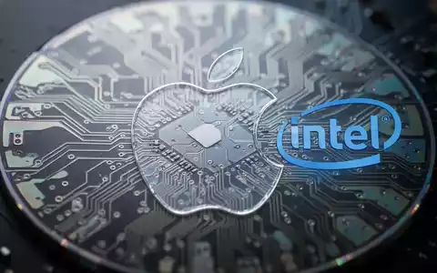 A close-up of a silicon wafer with microchips, overlaid with faint Apple and Intel logos, symbolizing their manufacturing partnership. - Foto: über boerse-global.de