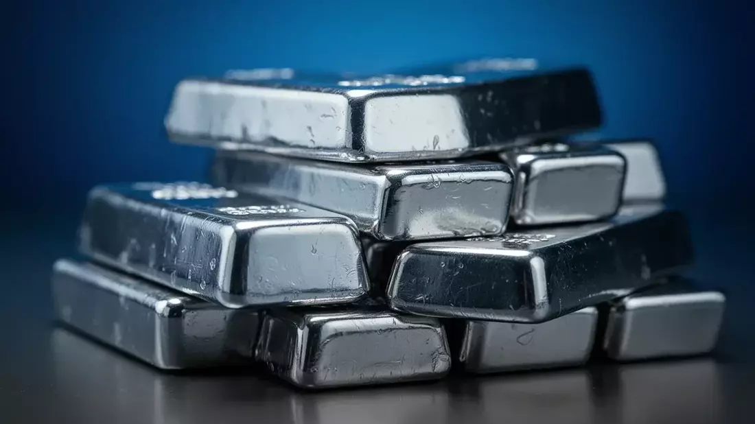 Silver Price Tug-of-War: Structural Deficit vs Fed Hawkishness